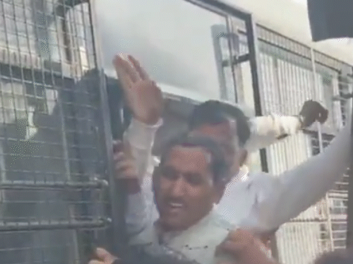 पुलिस ने कांग्रेस जिलाध्यक्ष समेत करीब 150 प्रदर्शनकारियों को हिरासत में लिया है।