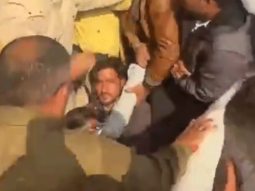 मेड़ता में सीएम की सभा के लिए कूच कर रहे ग्रामीणों और कांग्रेस नेताओं को पुलिस ने हिरासत में ले लिया।