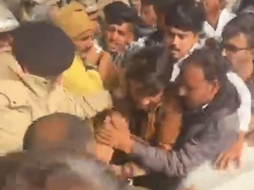 प्रदर्शन के दौरान पुलिस और प्रदर्शनकारियों के बीच धक्का-मुक्की हुई।