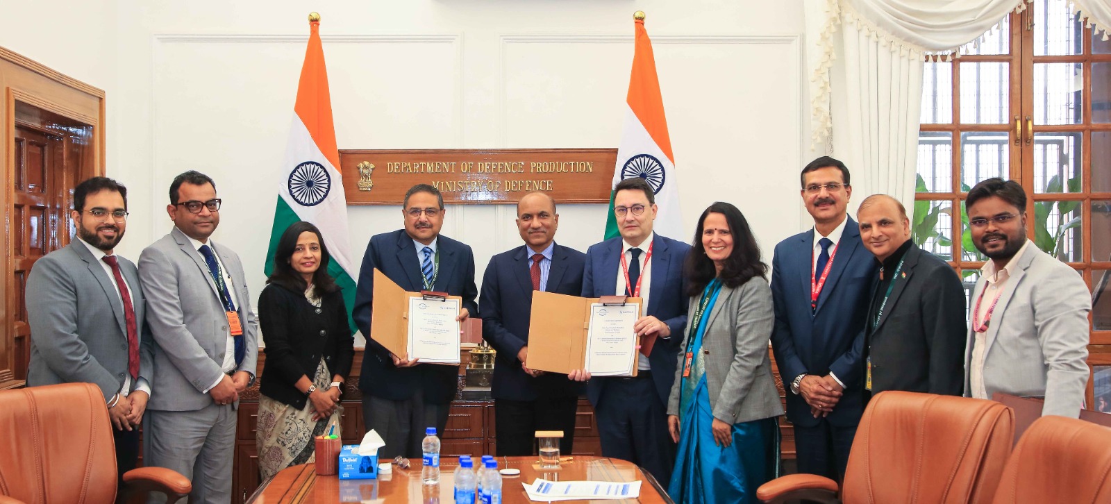 नई दिल्ली में इंडिया ऑप्टेल लिमिटेड के प्रेसिडेंट और मैनेजिंग डायरेक्टर तुषार त्रिपाठी (बाएं- फाइल के साथ) और डिफेंस ग्लोबल बिजनेस यूनिट के प्रमुख एलेक्जेंडर जिगगलर (दाएं- फाइल के साथ) ने समझौते पर साइन किया।