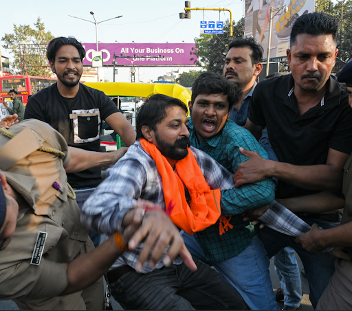 बांग्लादेश में हिंदू युवक दीपू चंद्र दास की हत्या के विरोध में अहमदाबाद में प्रदर्शन; पुलिस ने VHP कार्यकर्ता को हिरासत में लिया।