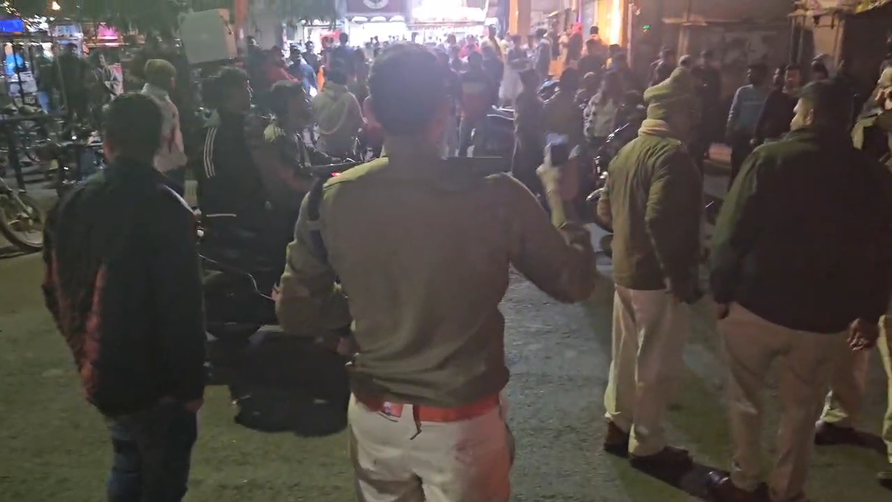 रात में मौके पर भीड़ जमा हो गई। पुलिस भी पहुंची।