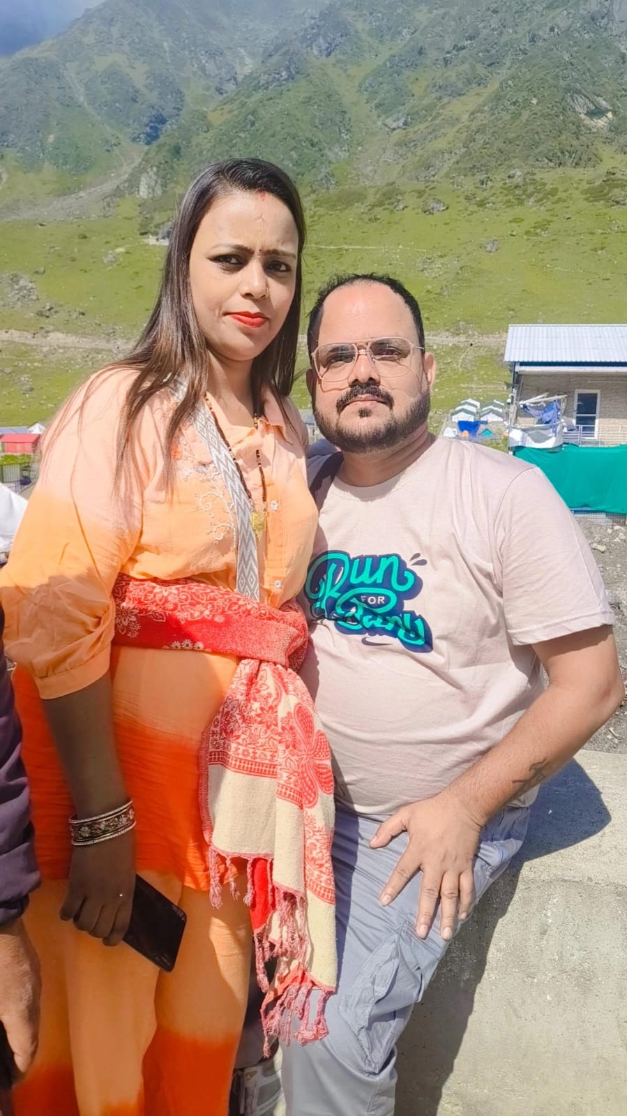 पत्नी ज्योति के साथ अनुज (फाइल फोटो)