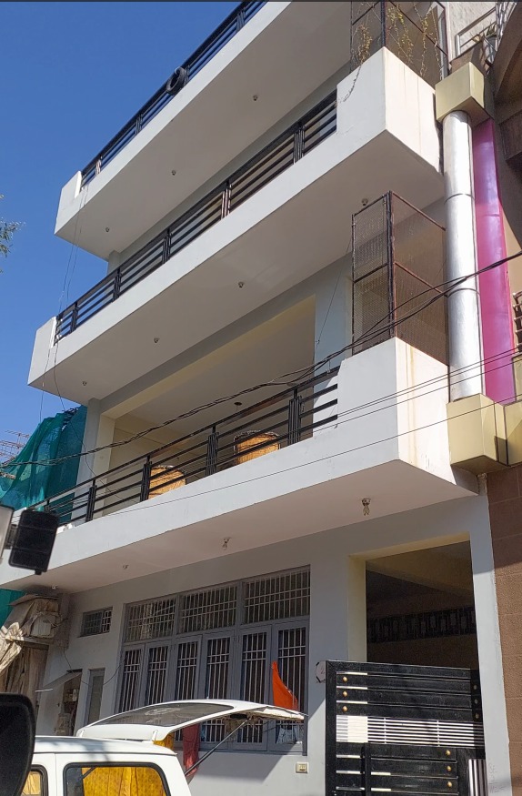 लाश मिलने की जानकारी के बाद मौके पर पुलिस के अधिकारी और एफएसएल की टीम भी पहुंची थी।