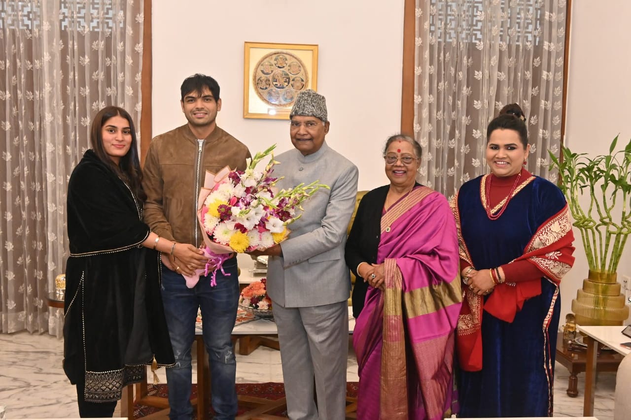 रिसेप्शन से पहले नीरज चोपड़ा और हिमानी मोर ने पूर्व राष्ट्रपति रामनाथ कोविंद और उनकी पत्नी से मुलाकात कर रिसेप्शन पार्टी का न्योता दिया।