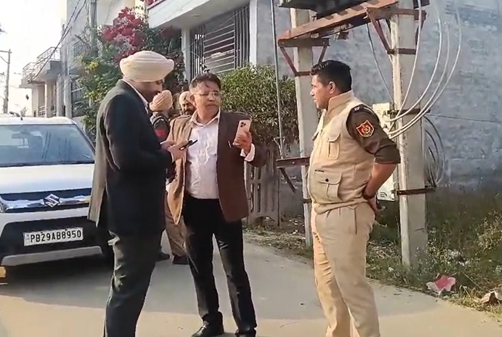 घटना की सूचना मिलने के बाद पुलिस मौके पर पहुंचकर जांच करती हुई।