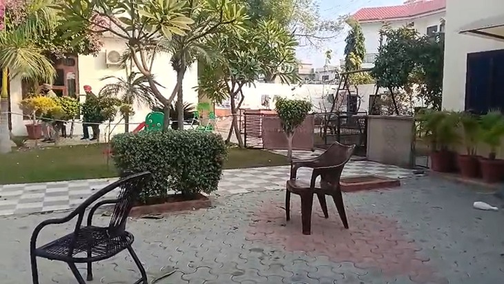 घर में इस जगह पर पूर्व पार्षद पर फायरिंग की गई।
