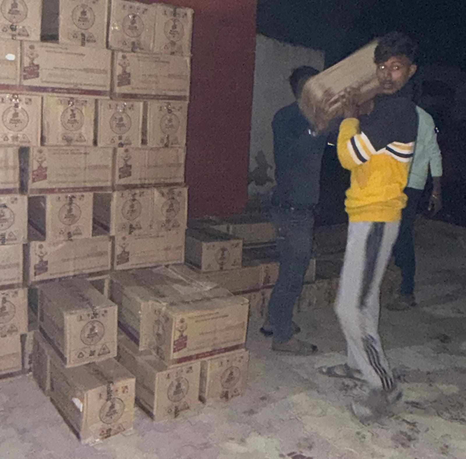 सोनीपत पुलिस ने पकड़ा अवैध शराब से भरा ट्रक:  चावल के कट्टों में छिपाई अंग्रेजी शराब की 1090 पेटी; बिहार में होनी थी सप्लाई – Sonipat News