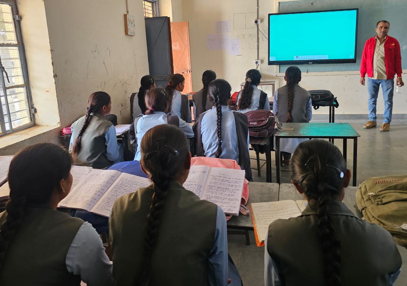 जालोर जिले के चौधरी समाज सुंधामाता पट्टी की गजीपुरा गांव के स्कूल में स्मार्ट क्लास में लड़कियां पढ़ाई करती हैं।