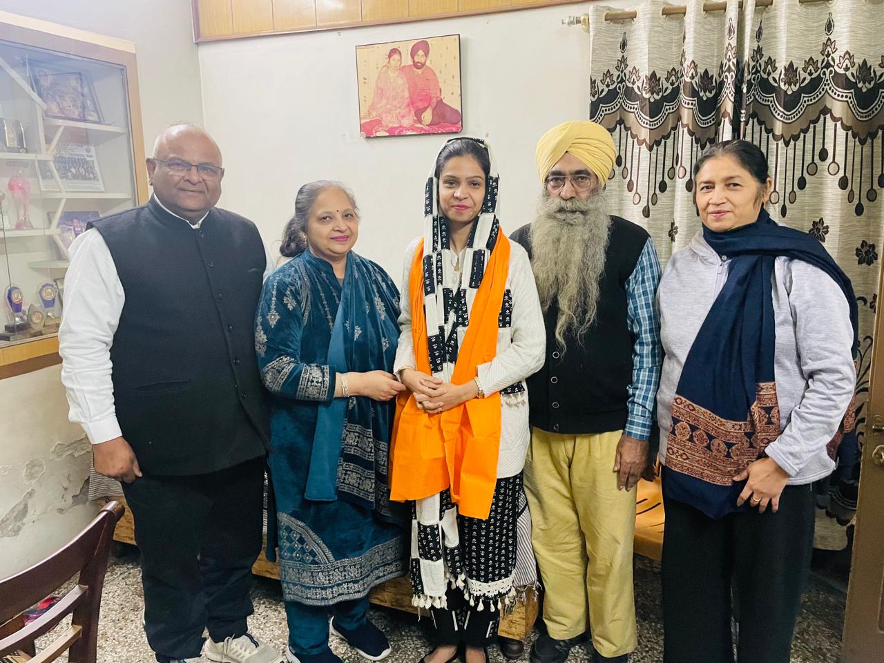 पार्षद मंजू अग्रवाल व इंद्र अग्रवाल गुरप्रीत कौर को सम्मानित करते हुए।