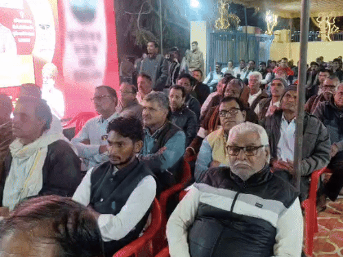 आयोजन के दौरान बड़ी संख्या में लोग मौजूद रहे।