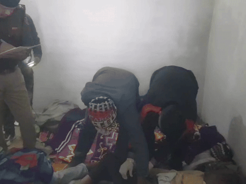 मामले की सूचना पाकर मौके पर पहुंची पुलिस जांच करते हुए।