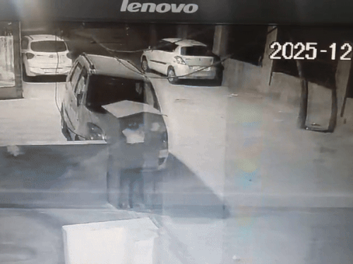 आरोपी जीतू सोमवार देर रात करीब 3:50 बजे प्लास्टिक कट्टे में रखी डेड बॉडी को घसीटते हुए 100 फीट दूर ले गया।