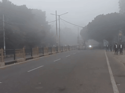 जालंधर में कोहरे के कारण रफ्तार थमी, रेंगकर चल रहे वाहन।