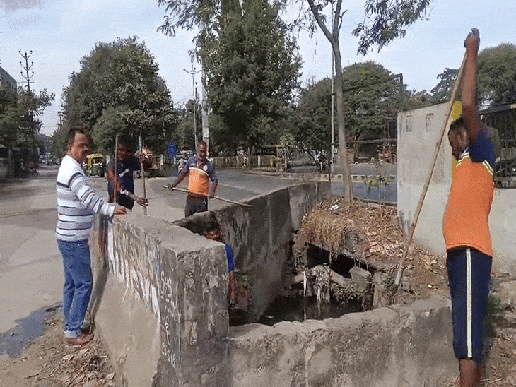 नाले की सफाई करवाते पार्षद प्रशांत बड़वे।