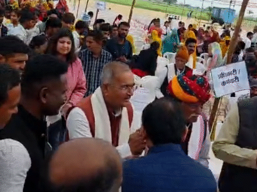 अधिकारी के देर से पहुंचने पर सांसद नाराजगी से झुककर प्रणाम करते दिखे।