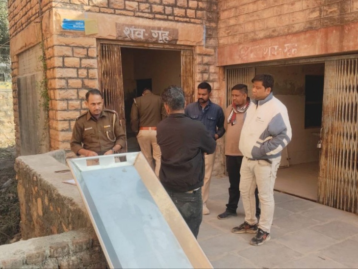 पाली में बुधवार को पुलिस मृतक की बॉडी के पोस्टमॉर्टम करवाने की कार्रवाई में जुटी।