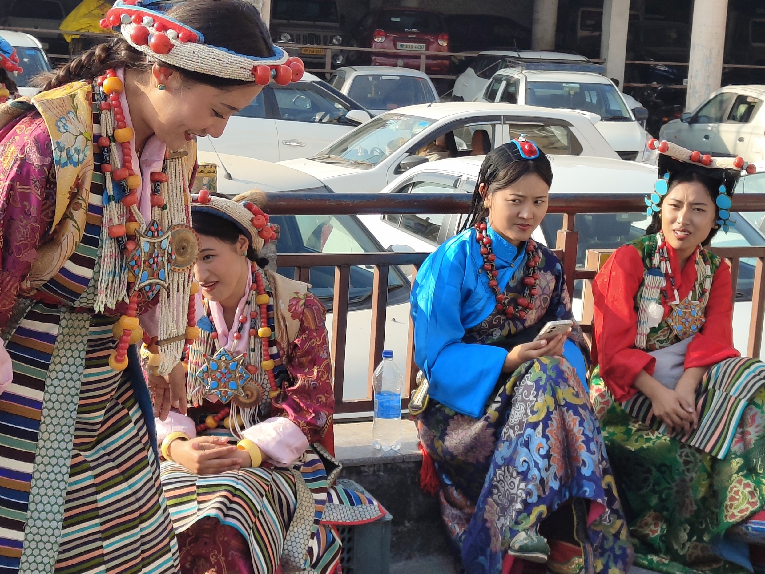 हिमाचली नृत्य की तैयारी करतीं लड़कियां