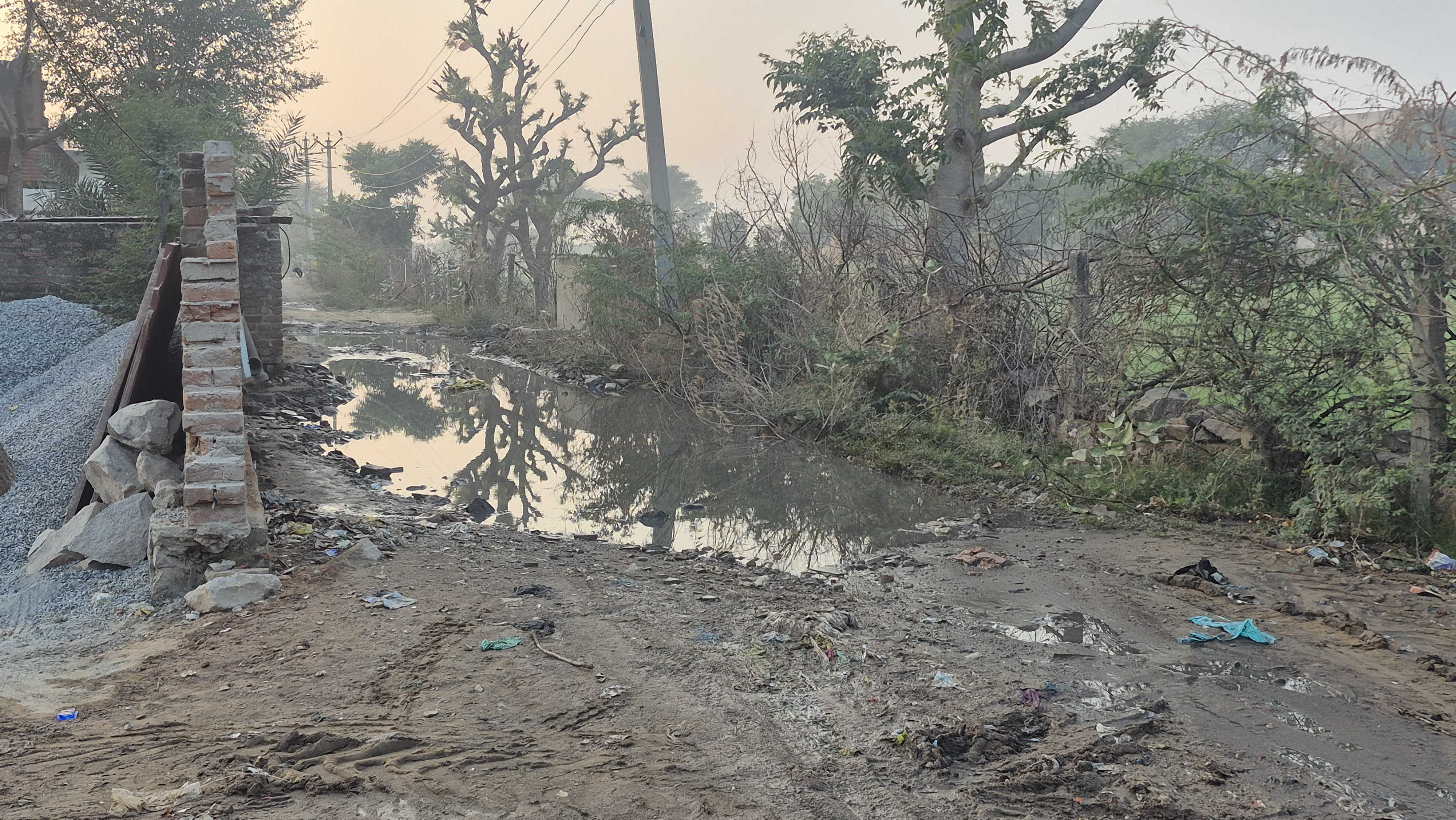 फोटो मे मौजूद टूटी सड़क