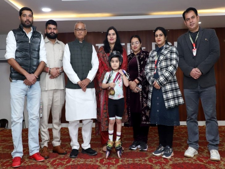 गर्विता को सम्मानित करते हुए शहर के गणमान्य लोग।