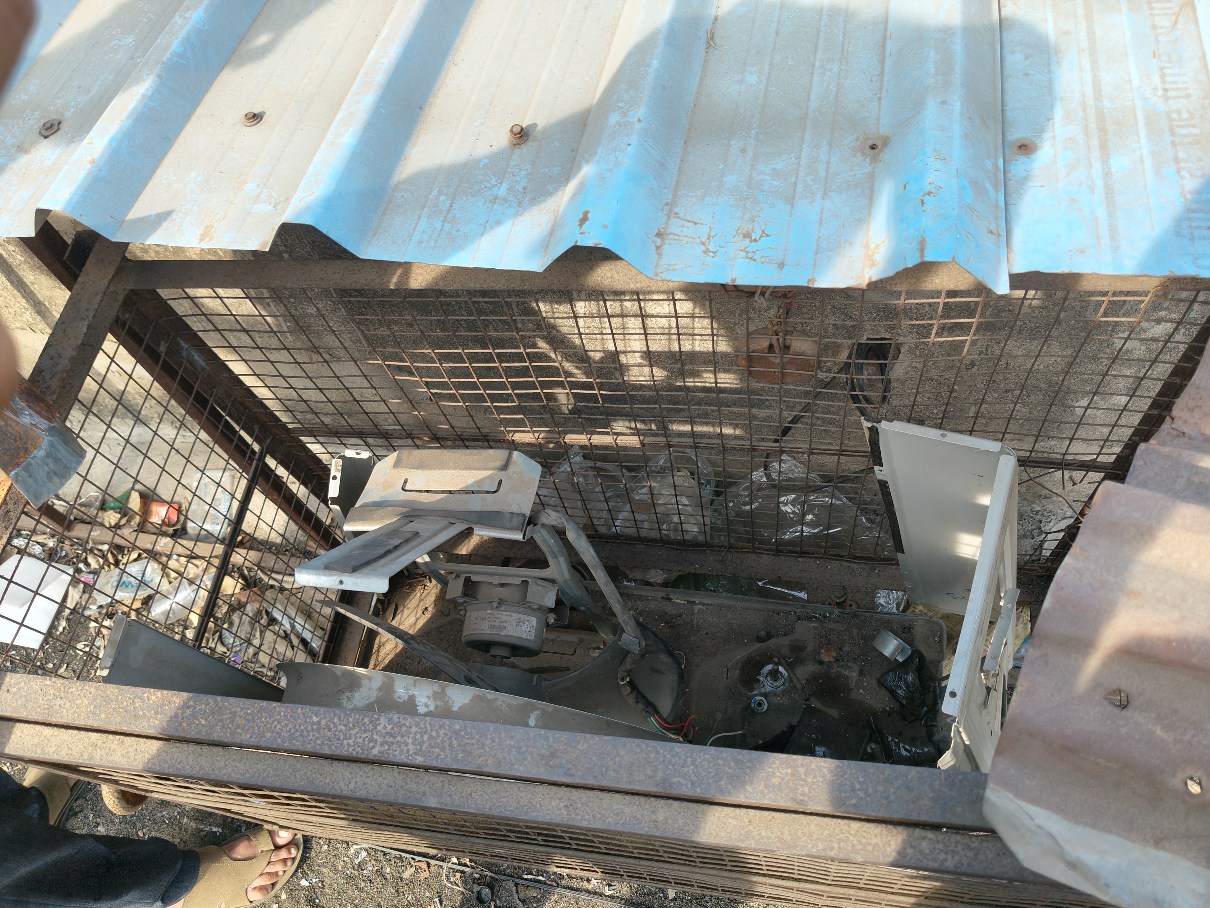 इस तरफ आउट डोर पार्ट्स ले गए।