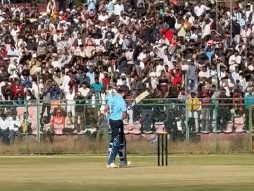 रोहित शर्मा के समर्थन में दर्शक लगातार हूटिंग कर रहे है।