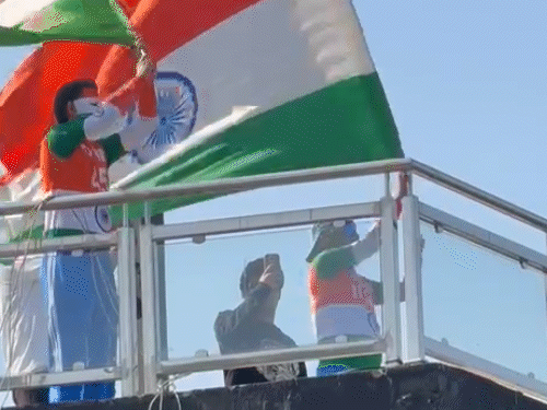 रोहित शर्मा को सपोर्ट करने मुंबई से भी उनके प्रशंसक पहुंचे।