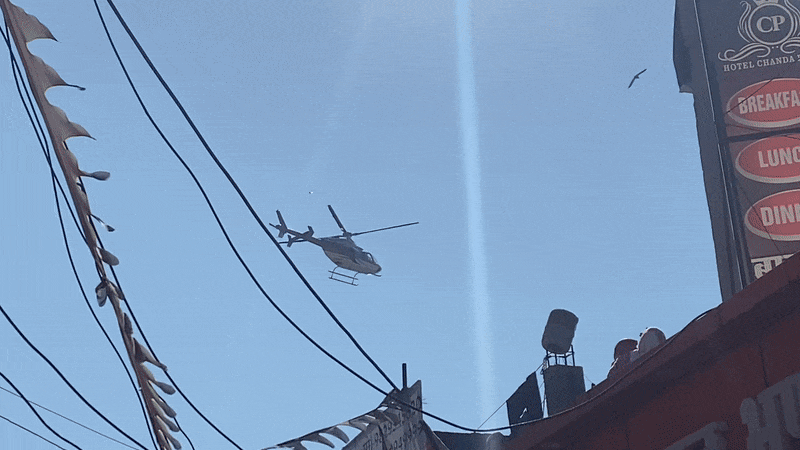 खाटूश्यामजी मंदिर के ऊपर बुधवार को उत्तर प्रदेश के एक भक्त ने हेलिकॉप्टर से पुष्प वर्षा कराई।