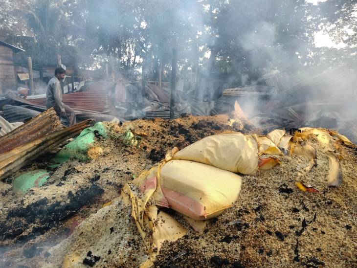 कार्बी आंगलोंग जिले के खेरोनी में जहां आग लगा दी गई थी वहां अब भी धुआं निकल रहा है।