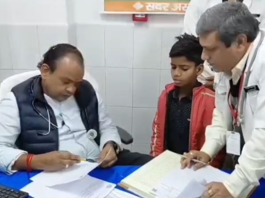 ओपीडी में मरीजों ने अपनी स्वास्थ्य संबंधी समस्याएं मंत्री के समक्ष रखीं।