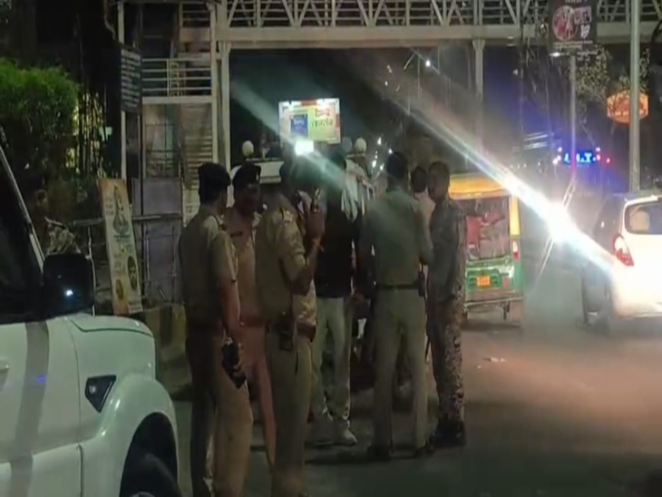 फर्जी लूटकांड के बाद पुलिस जांच करते हुए