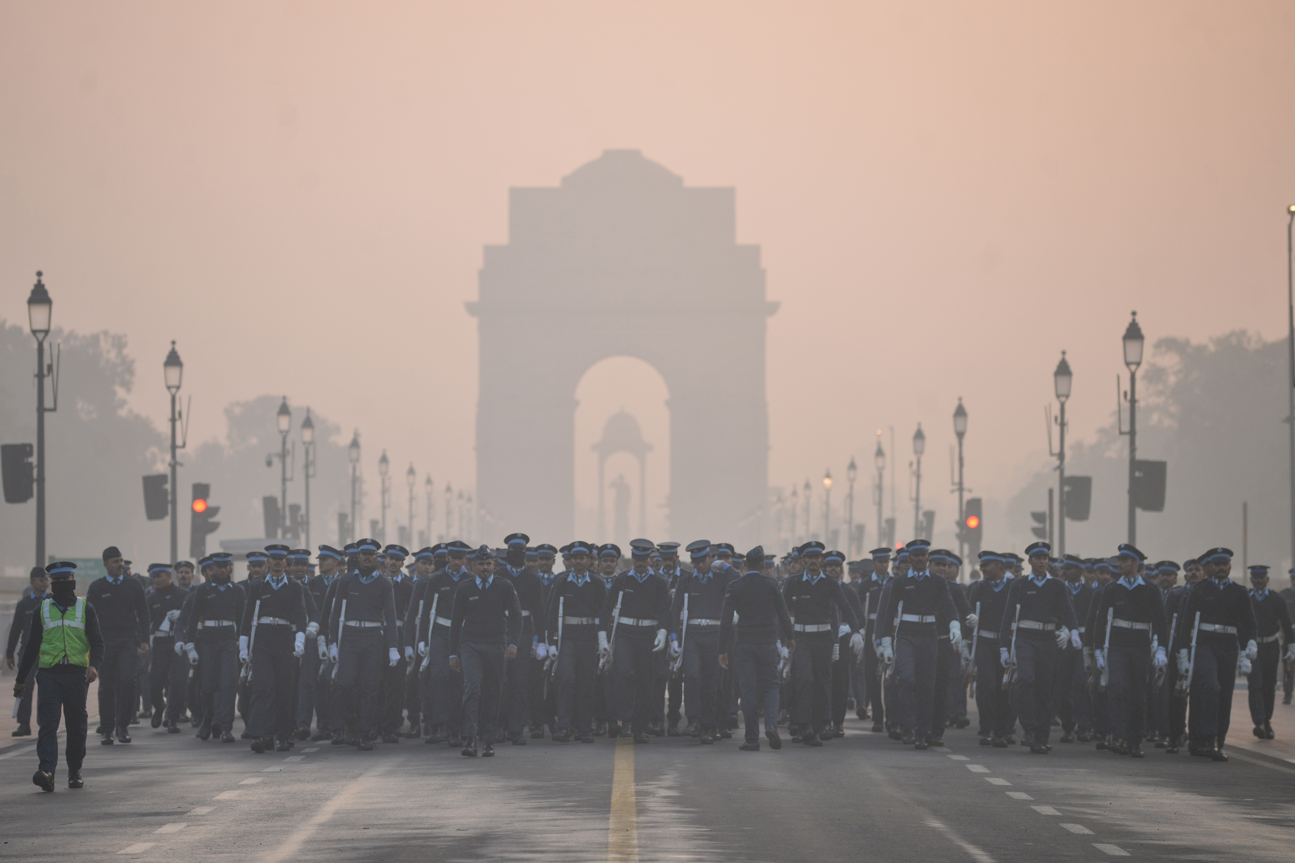 दिल्ली के कर्तव्य पथ पर कोहरे-धुंध के बीच 26 जनवरी के परेड की रिहर्सल जारी है।