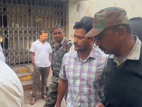 झारखंड के कुख्यात गैंगस्टर मयंक सिंह को लेकर रायपुर पहुंची पुलिस।