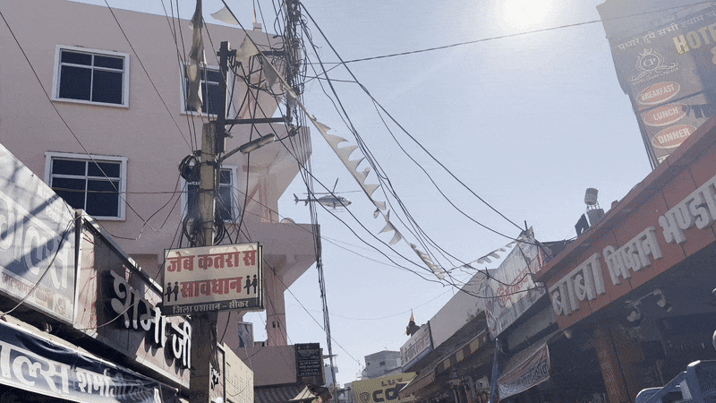 मंदिर परिसर के ऊपर हेलिकॉप्टर से 20 से 30 मिनट तक पुष्प वर्षा कराई गई।