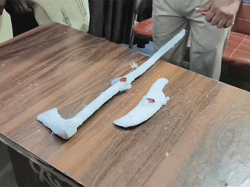 आरोपियों के पास से हत्या में उपयोग किए कुल्हाड़ी और चाकू को भी बरामद कर लिया गया है।