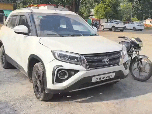 पुलिस ने हत्या में उपयोग की गई कार और बाइक को भी जब्त किया है।