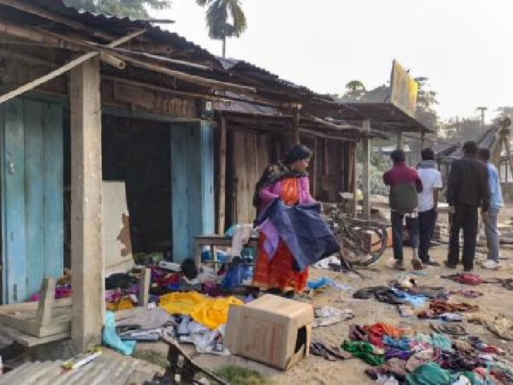 कार्बी आंगलोंग जिले के खेरोनी में हिंसा और तोड़फोड़ के बाद घरों का सामान यहां वहां बिखरा है।