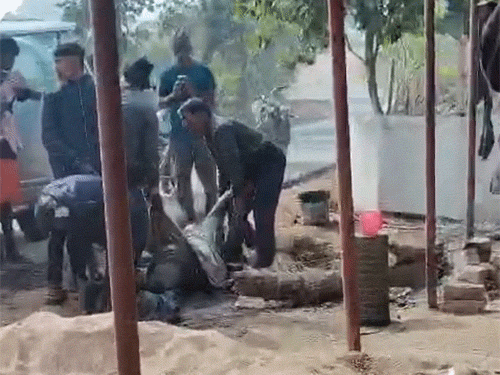 मंगलवार को बीजेपी नेता की हत्या कर दी गई थी। आसपास के लोगों ने उन्हें उठाया और अस्पताल ले गए।