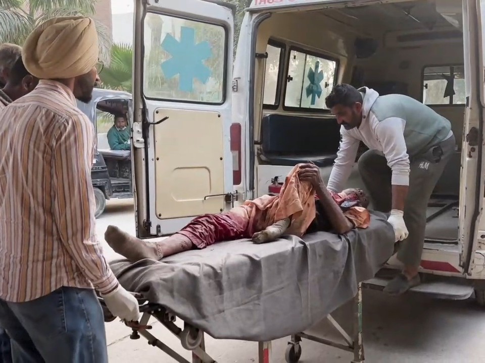 घायल को अस्पताल लेकर जाती एम्बुलेंस।