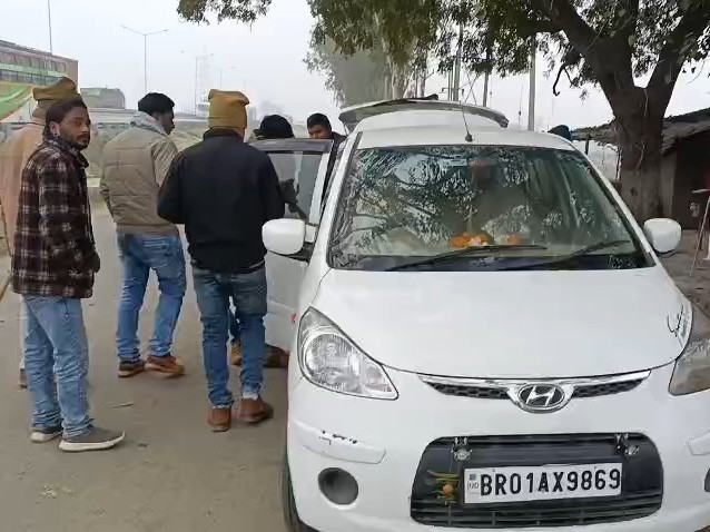 कार की जांच करते पुलिस।