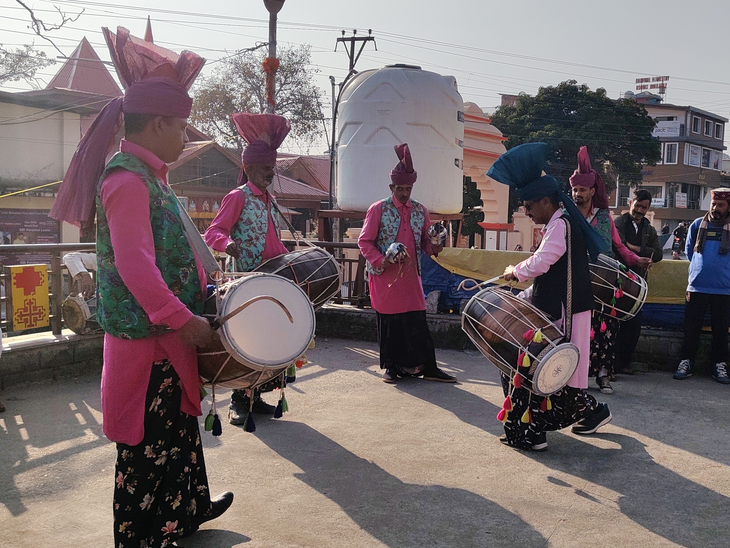 ढोल के साथ और स्थानीय वाद्य यंत्रों के साथ प्रस्तुति को तैयार कलाकार