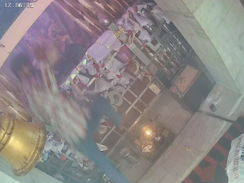 चांदी के छत्र चुराकर प्लास्टिक के कट्टे में रखे और मौके से फरार हो गया।