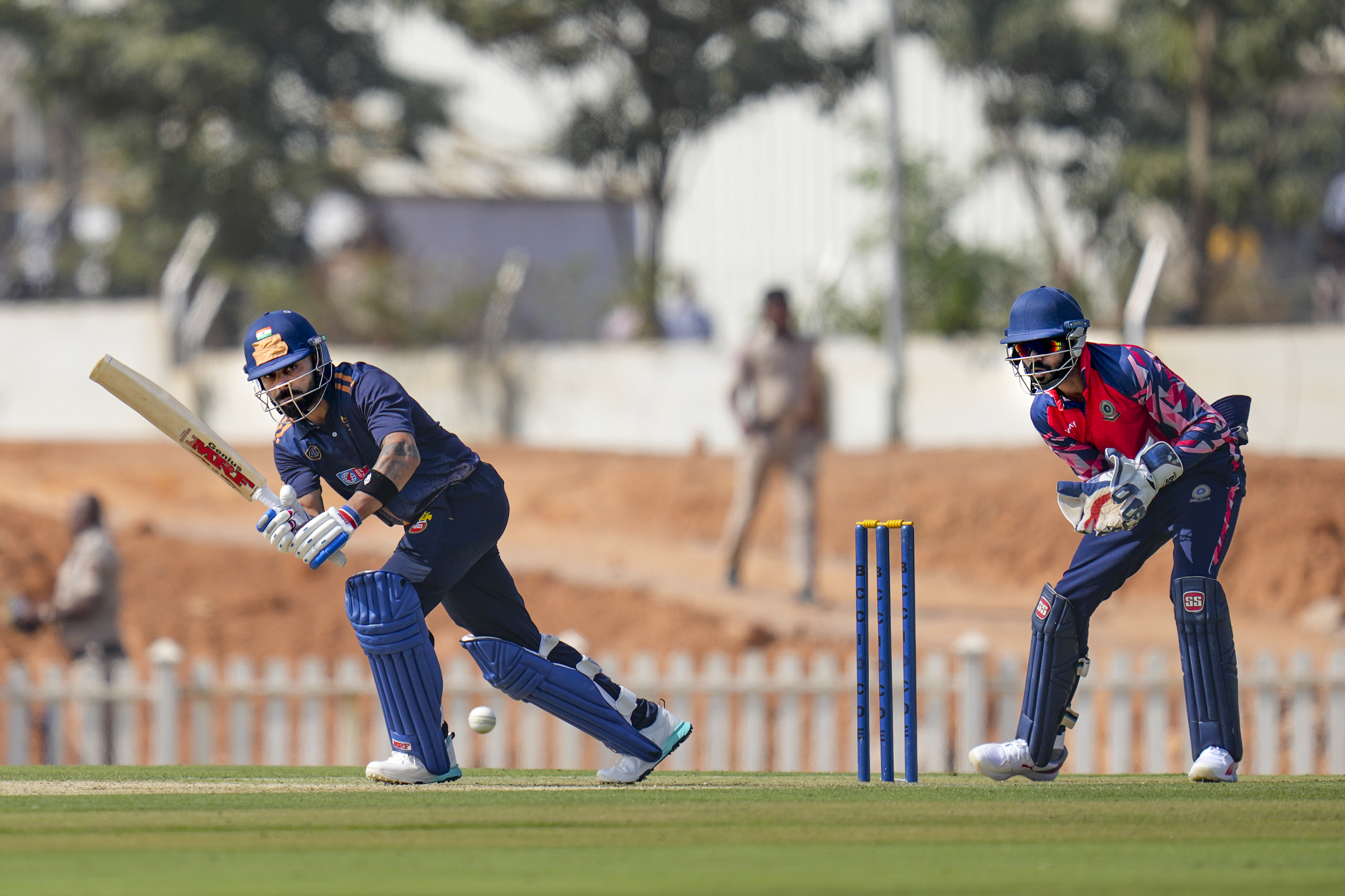 बेंगलुरु में शतक के दौरान पलकें झपकाते विराट कोहली.