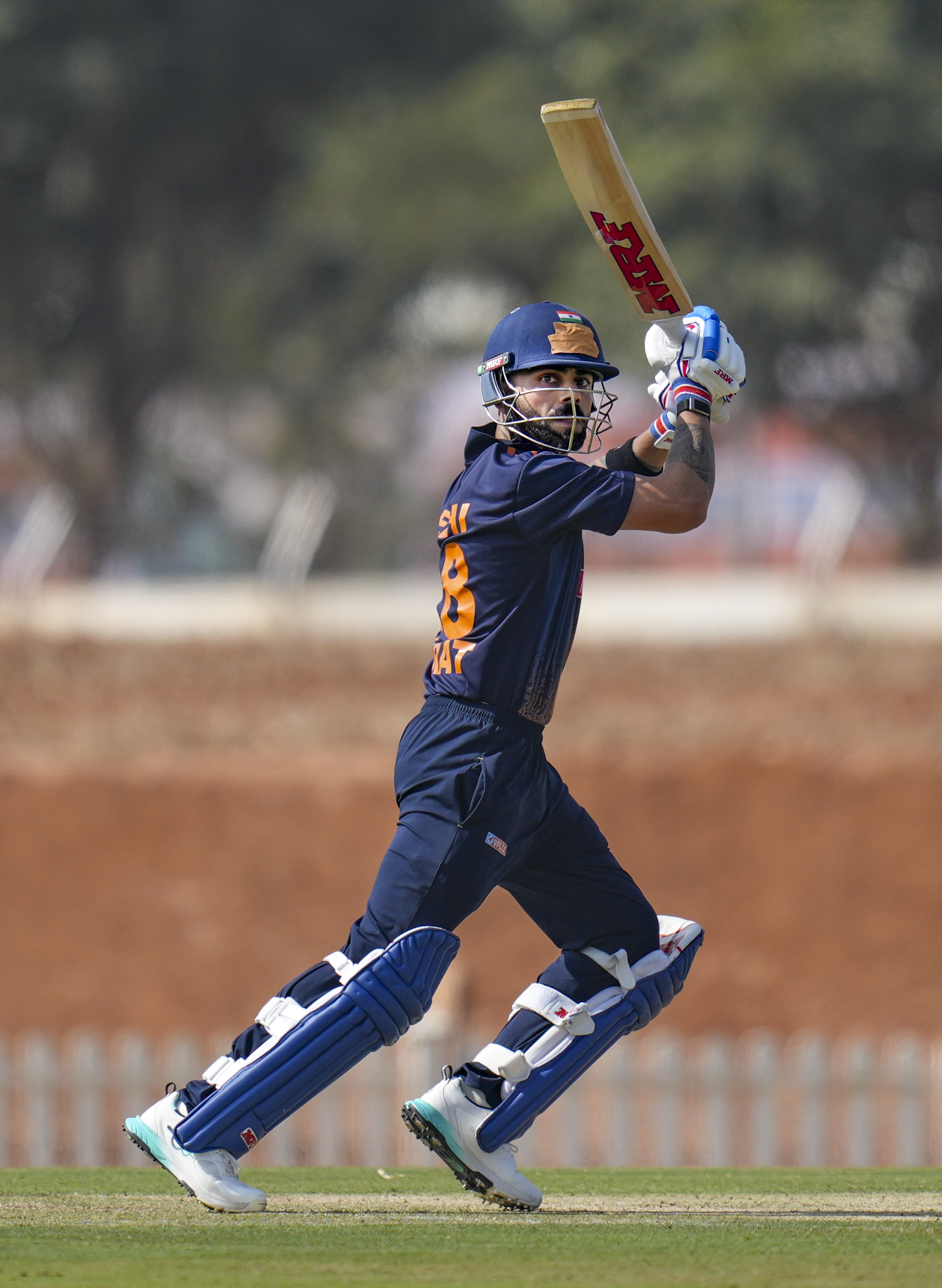 विराट कोहली 118 रन पर नाबाद हैं। वे 12 चौके और 3 छक्के लगा चुके हैं।