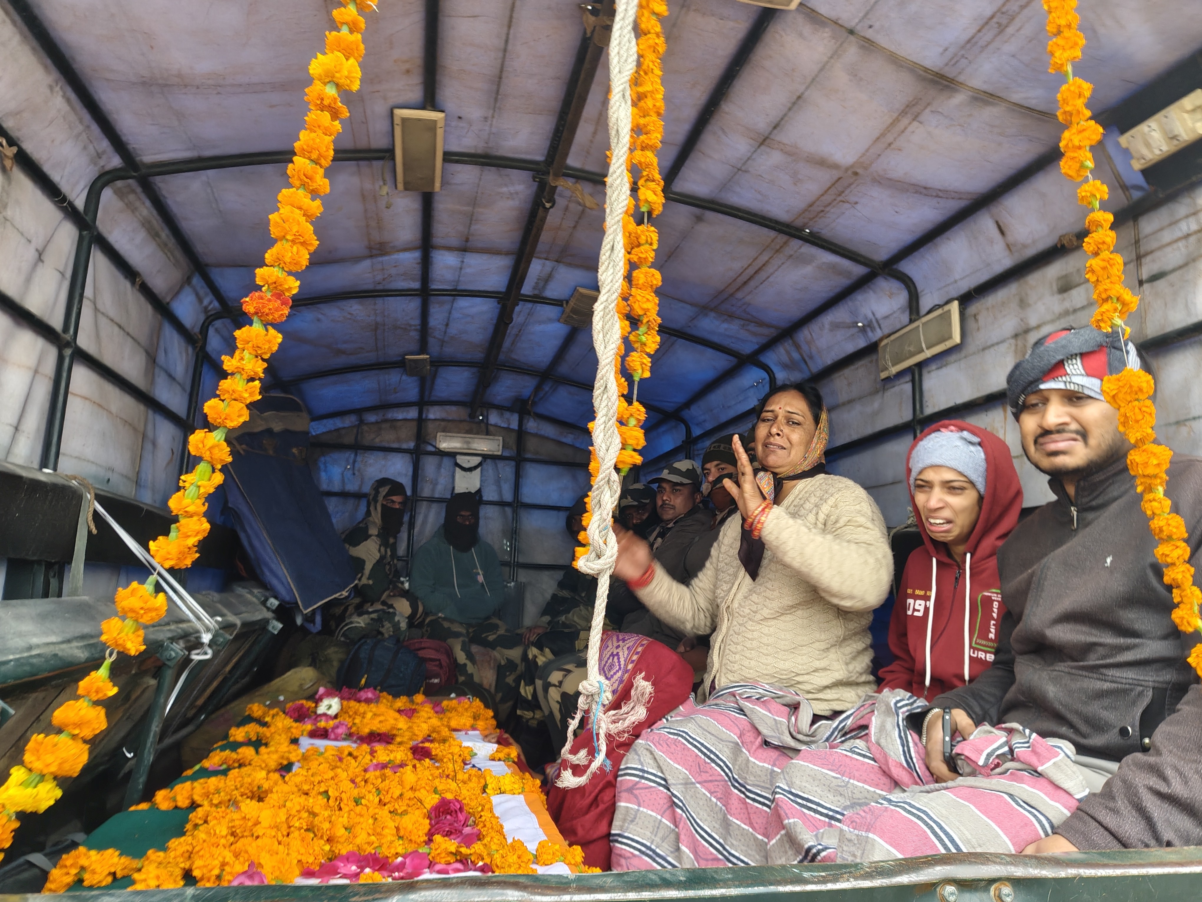 कल्याणपुर वाले घर पर पार्थिव शरीर रखने के बाद पैतृक गांव बहरामपुर ले जाया गया।