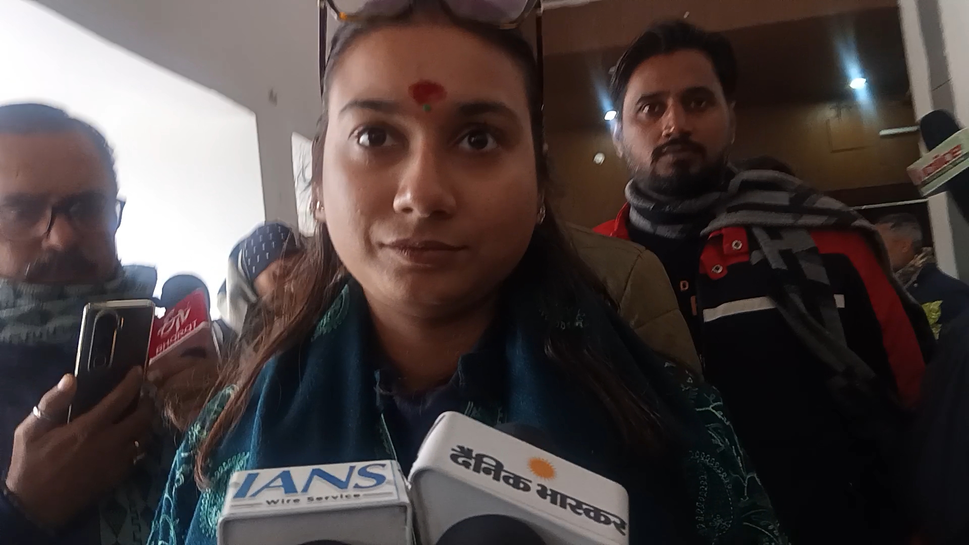 पत्रकारों के सवालों का जबाव देती सांसद शांभवी