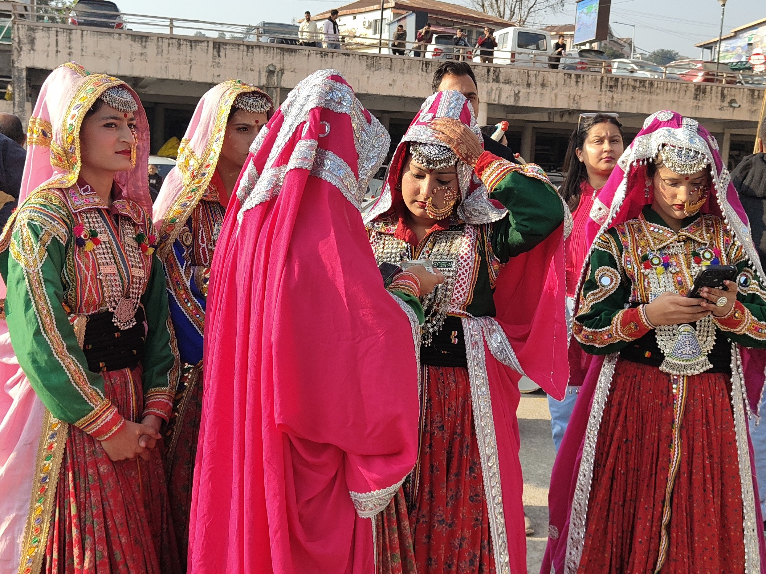 कार्यक्रम में अपने कार्यक्रम के लिए तैयार महिला कलाकार