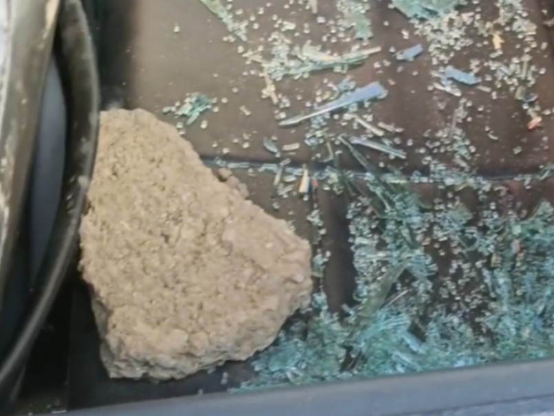 कार पर हमला किए जाने के बाद टूटा कांच।