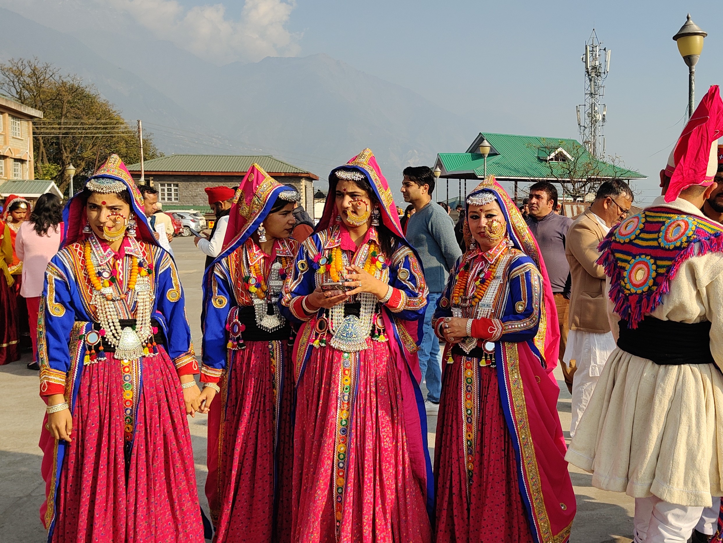 अपनी प्रस्तुति देने के तैयारी में स्थानीय महिला कलाकार