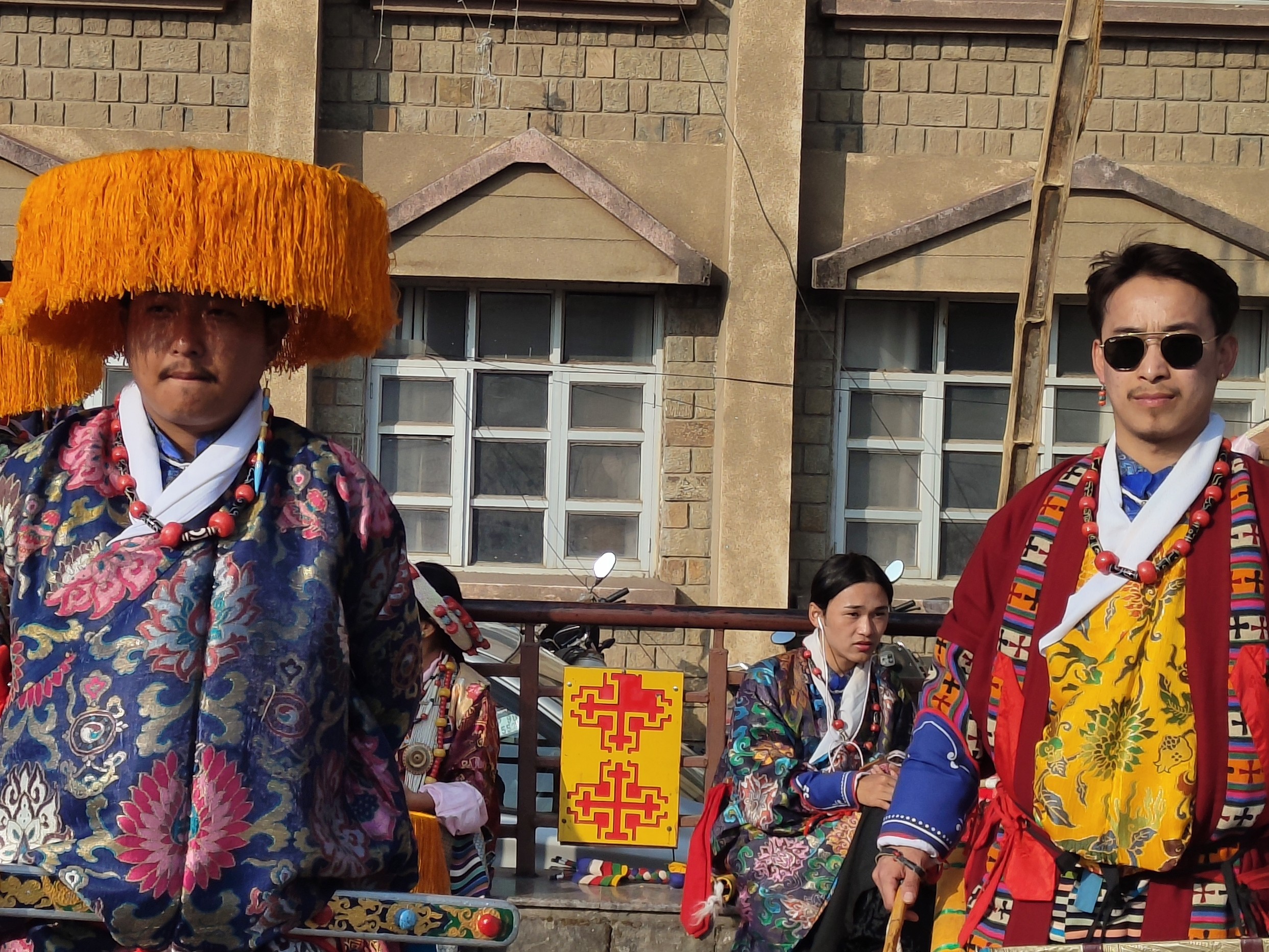 हिमाचली परिधान में कलाकार